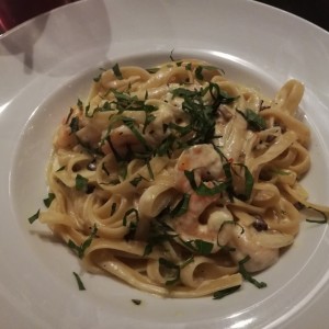 Fetuccini con camarones y portobelos