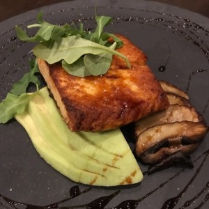 salmon con avocato y portobelo