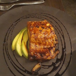 salmon glaseado con hongos y aguacate