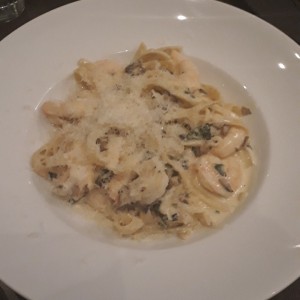 fettucine con camarones y hongos 