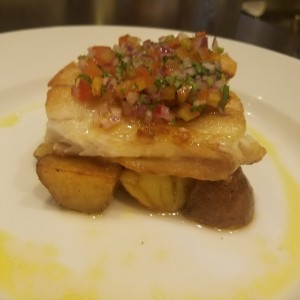 Corvina horneada y papines