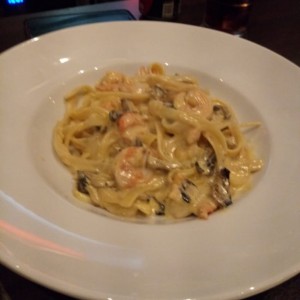 fetuccini con camarones y hongos portobelo