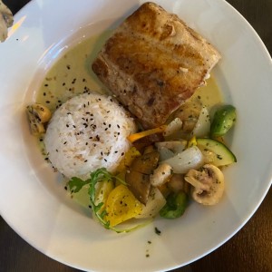 Del mar - Corvina horneada en salsa de coco con vegetales salteados y arriz jazmin