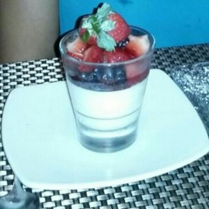 tiramisu y panacota de frutas rojas