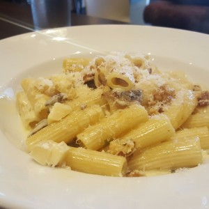 Farfalle con tomate y hongos