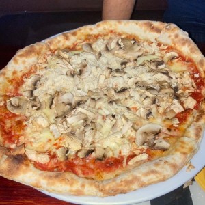 Pizza de pollo y hongos