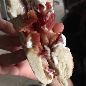 bagel con queso crema y bacon