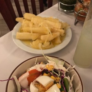 yuca al mojo y ensalda