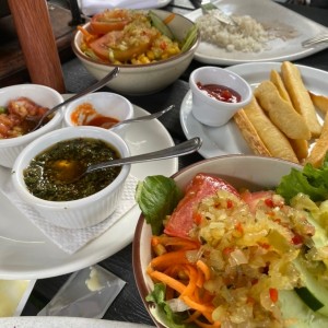 Salsas, ensalda, yuca frita, arroz blanco