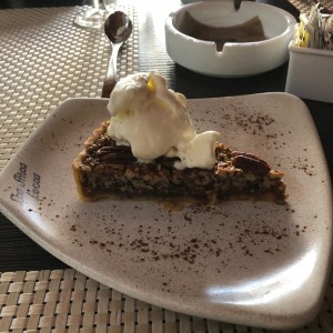 Pecan pie caliente con helado de vainilla