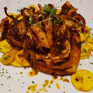 Pulpo Crocante con Platanitos