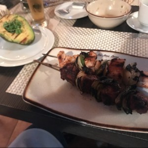 Brochetas de Pollo y Aguacate a la Parrilla