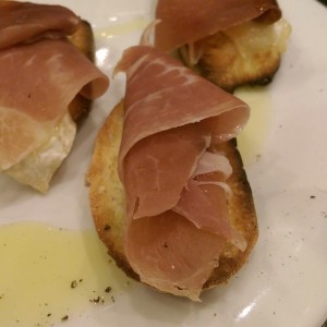 Crostini prosciutto e brie