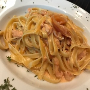 Fettucine alla crema rosa di salmone e vodka