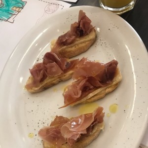 Crostini prosciutto e brie