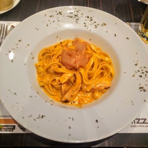 Fettucine alla crema rosa di salmone e vodka