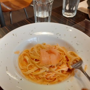 Pasta Fettuccinealla Crema Rosa di Salmone e Vodka