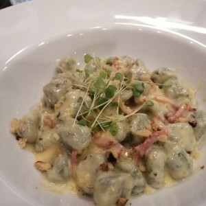 Gnocchi de espinaca a la gorgonzola