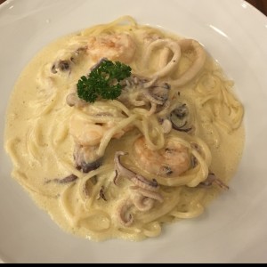 Linguini al frutti di mare en salsa alfredo