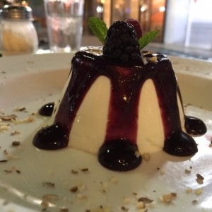 Pannacotta con topping de frutos del bosque 