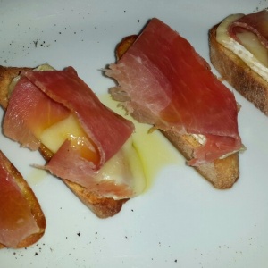 Crostini Prosciutto e Brie