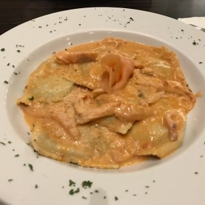 Ravioli alla crema rosa di salmone e vodka