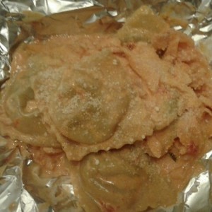 Raviolonis di Salmone en salsa rosada