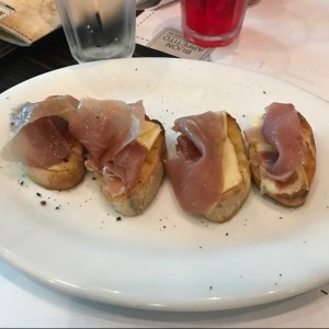 Crostini prosciutto e brie