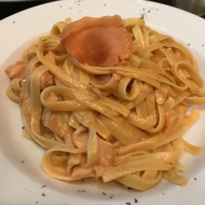 Fettucine alla crema rosa di salmone e vodka