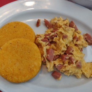 Huevos revueltos con salchicha