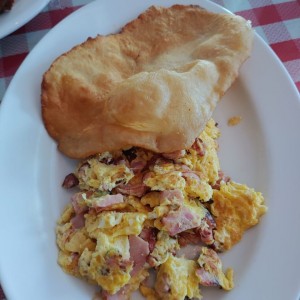 Hojaldre y Huevos Revueltos