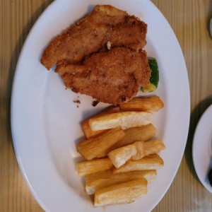 Pescado Apanado y Yucas Fritas