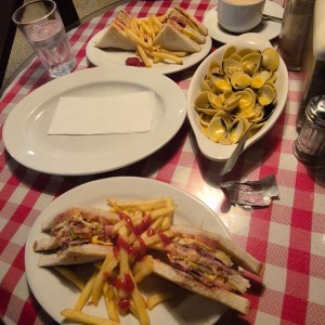 Club Sandwich y Almejas al Ajillo