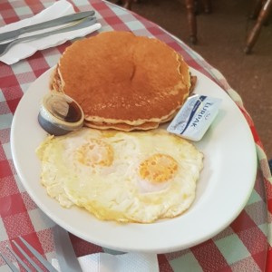 Pancake con huevo frito