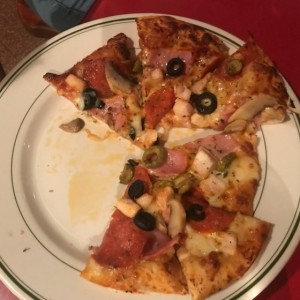 Pizza Personal Combinacion (Pollo, Jamon, Peperoni, Aceitunas Negras y Verdes, Hongos)