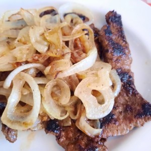 Desayunos - Bistec encebollado