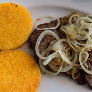 Desayunos - Bistec encebollado