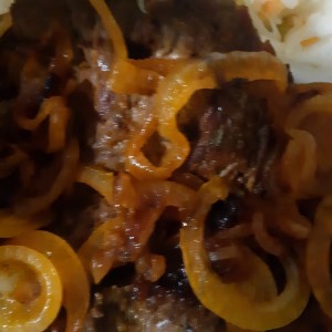 Desayunos - Bistec encebollado