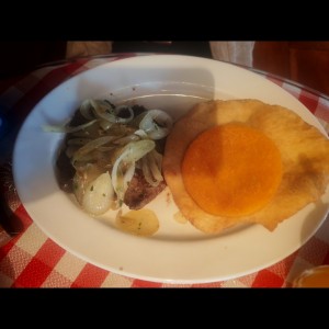 Bistec encebollado