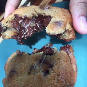 chocolate chip cookie rellena de brownie