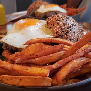 Hamburguesa americana con papas de camote