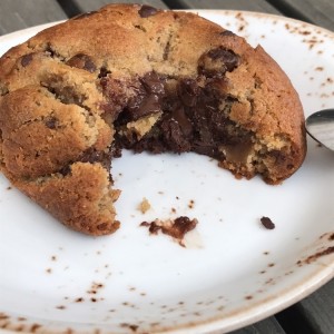 chocolate chip cookie rellena de brownie