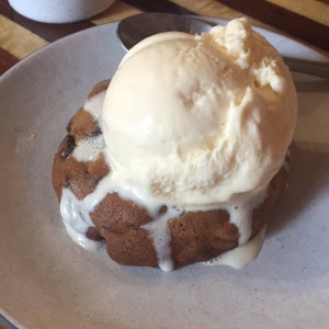 Galleta de chocolate chip rellena de brownie con helado