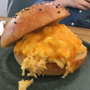 bagel con huevo y queso