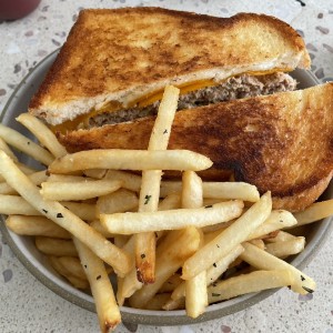 Emparedado de atun con papas fritas y romero.