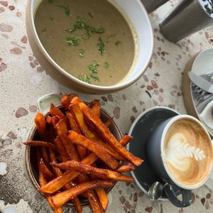 Camotes fritos, sopa de lentejas y latte