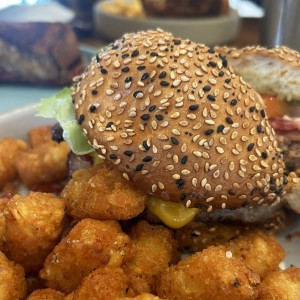 Hamburguesa con Tater tots