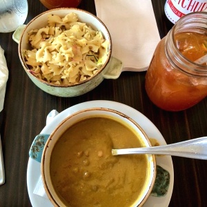 Ensalada de pasta y sopa de lentejas con limonada con raspadura