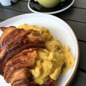 Croissant con omelette