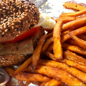 Chicken sandwich con papas de camote